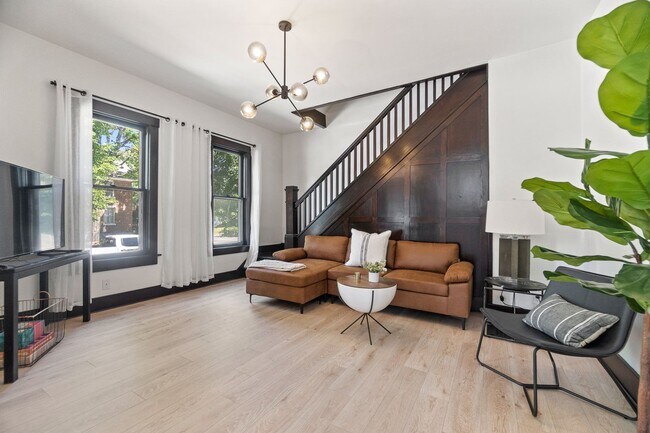 Building Photo - Renovated Historic Townhome — 2BR, 1,000 Sq Ft, West Central