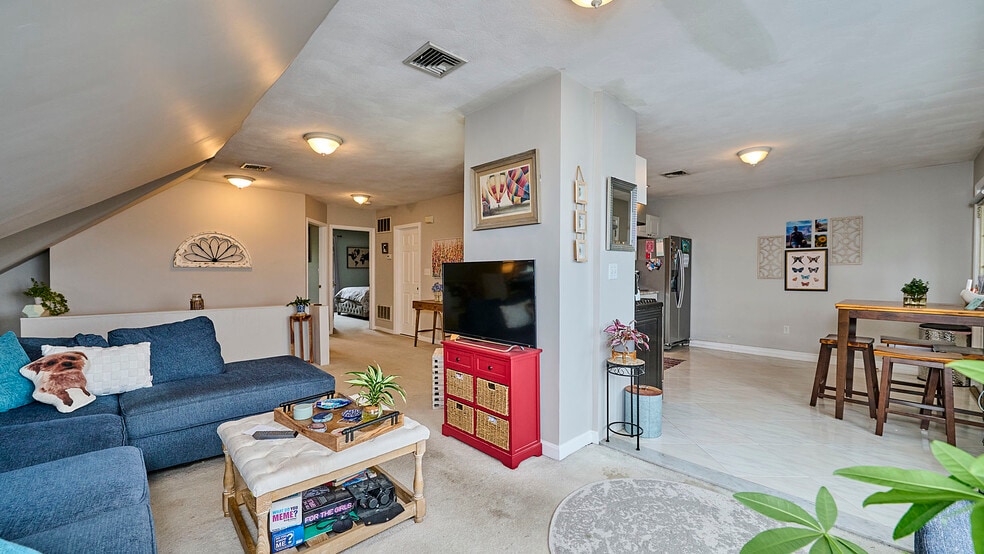 Living Room - 97 Grovers Ave