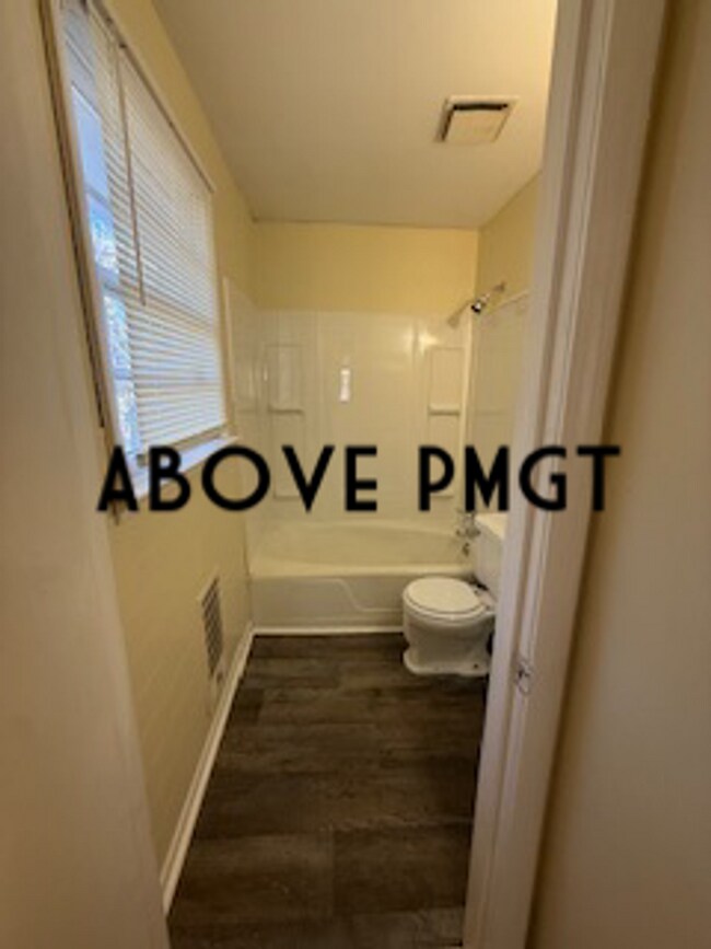 Building Photo - Renovated 1 bed, 1 bath duplex