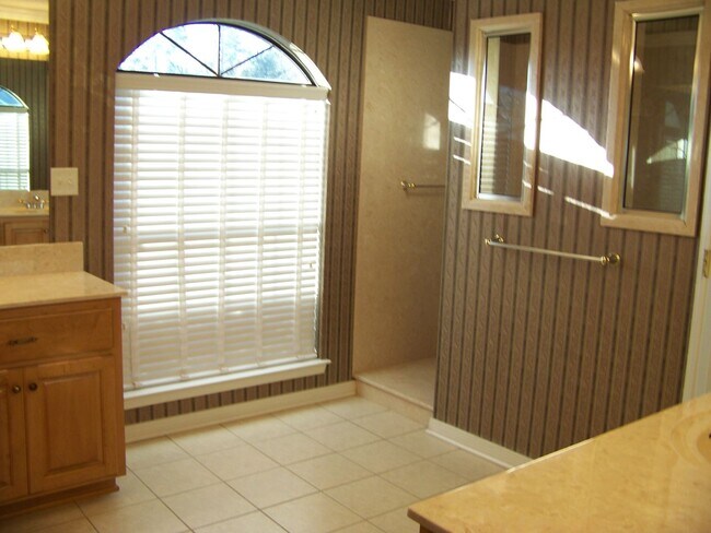 Building Photo - Beautiful 4-Bedroom Home - Heather Oaks