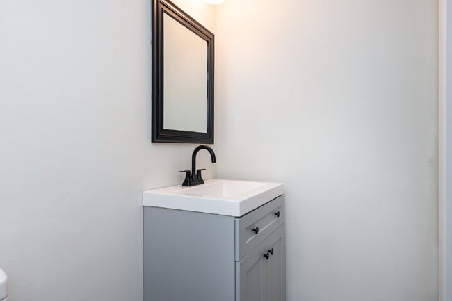 Building Photo - Beautiful 3 Bedroom, 2.5 Bath Home Tucked Away on Cul-de-Sac $1,825/mo rent