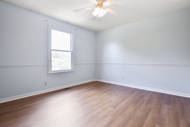 Building Photo - Pet Friendly Three Bedroom!