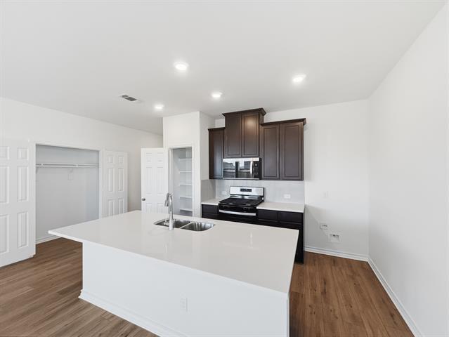 Building Photo - 663 Saxony Dr