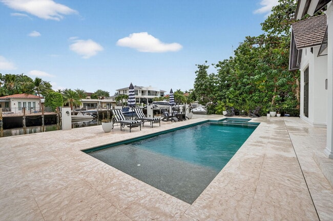 Building Photo - 400 Mola Ave