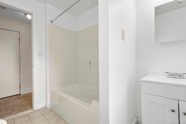 Building Photo - 113 E Main St