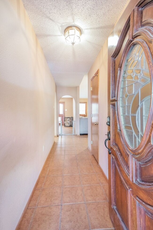 Building Photo - 3 Bedroom 2 Bathroom Home - Dogs Allowed & Large Backyard!