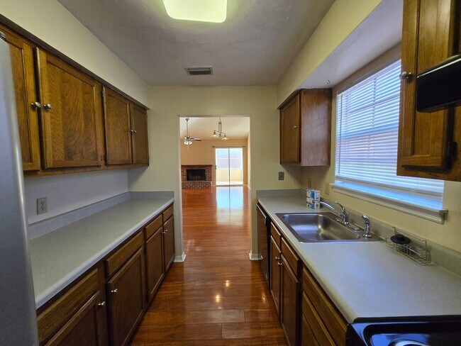 Building Photo - 3/2 in Northridge