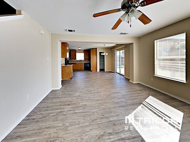 Building Photo - 2107 Hollow Cir