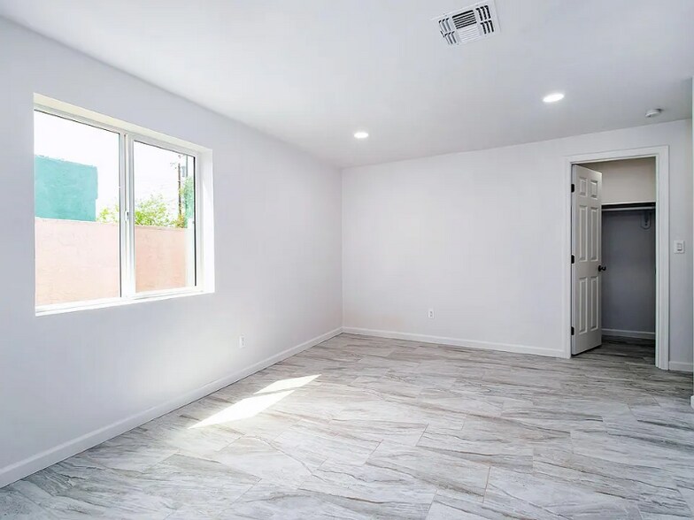 Building Photo - 1017 E West Cir Dr