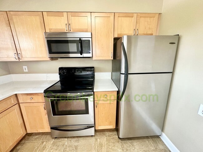 Building Photo - Wow! Spacious, Move-in Ready 2-bedroom 1-b...