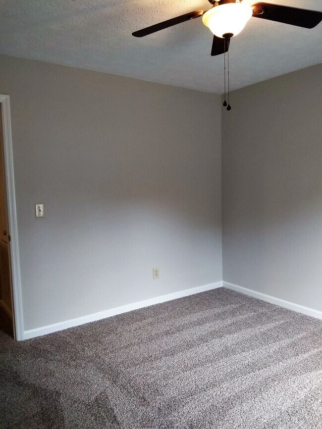 Building Photo - UPDATED & SPACIOUS 3 Bedroom 2 Bathroom home close to SHOPPING & FT BRAGG!!