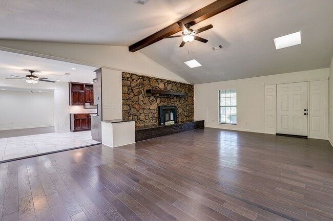 Building Photo - 3 bed 3 bath single family house