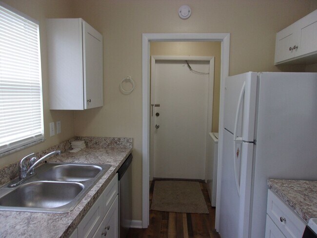 Building Photo - Adorable 2 Bedroom Just Minutes from Ameni...