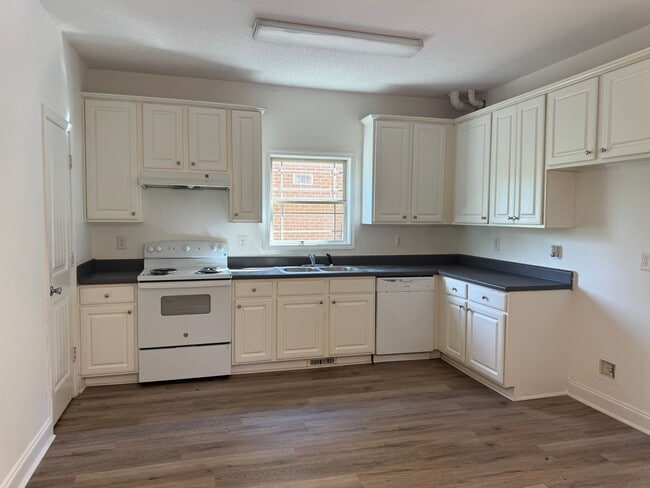 Building Photo - Spacious Two Bedroom Home