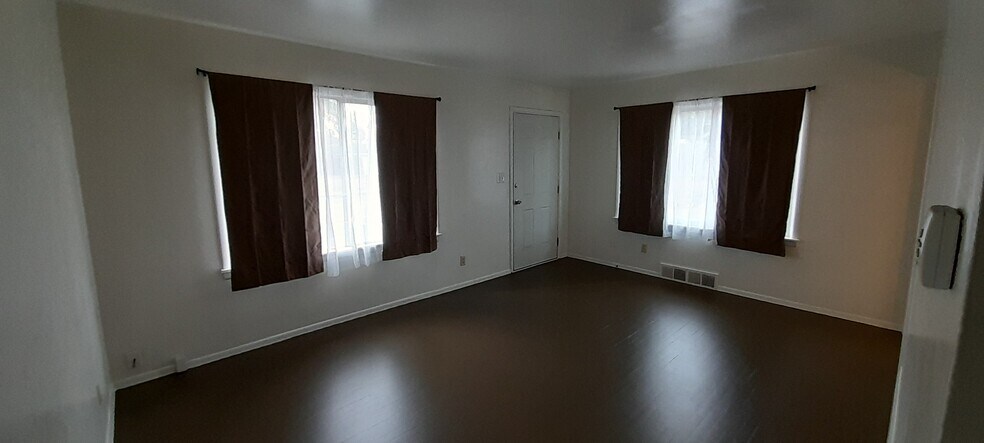 Living room (a) - 3934 N Nevada St