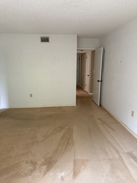 Building Photo - 3 Southbury Ct