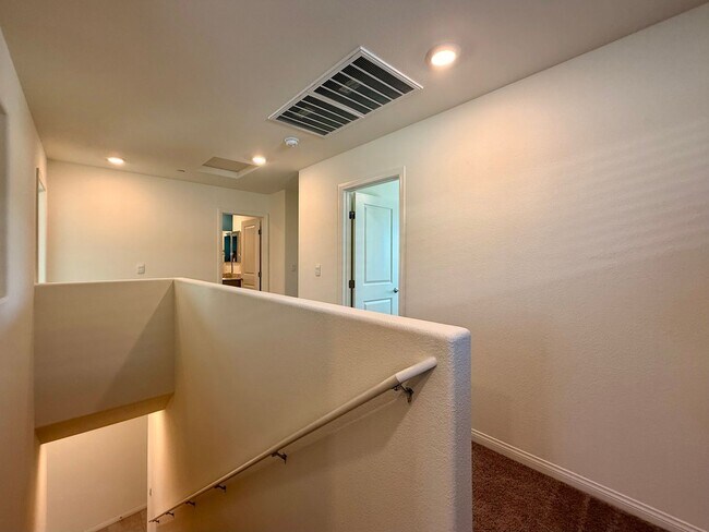 Building Photo - NEVER LIVED IN 4 BED 2.5 BATH 2 CAR GARAGE SINGLE FAMILY HOME FOR RENT!