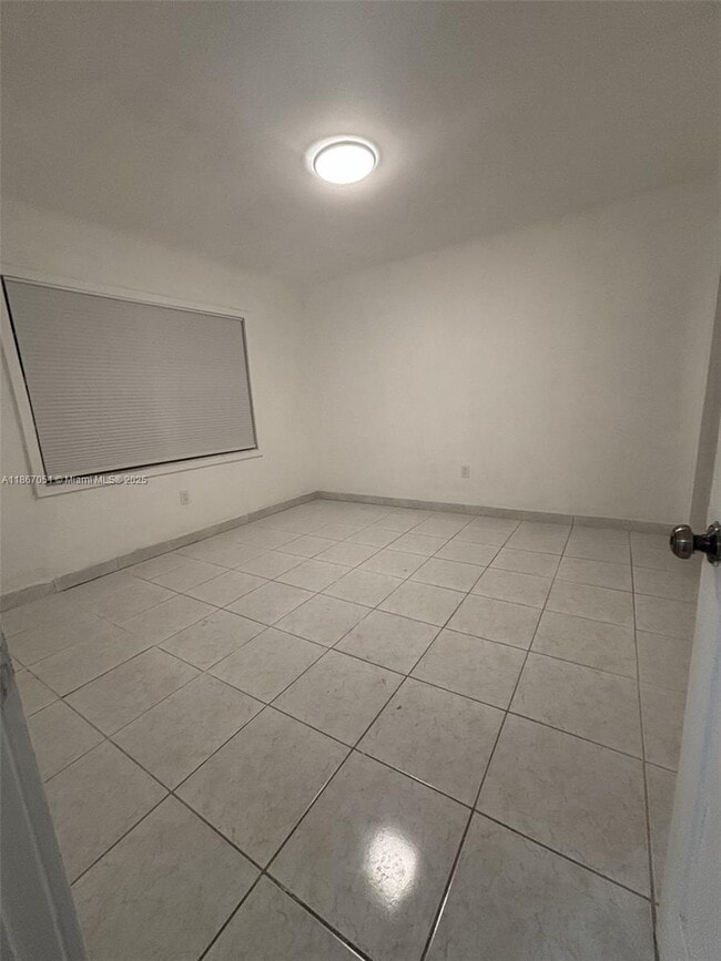 Building Photo - 2101 Bay Dr