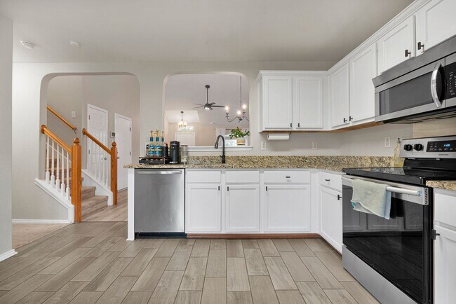 Building Photo - Charming 3 Bed 2.5 Bath Home in Woodlake Meadows Community