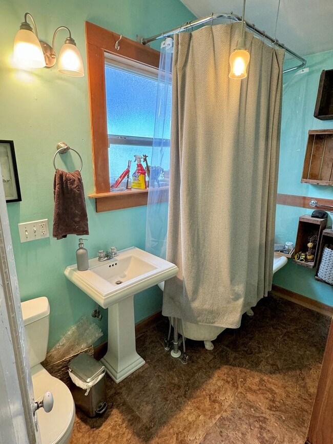 Building Photo - Beautifully renovated 1892 Buckman Bungalow with Hardwoods, Fenced Yard, A/C
