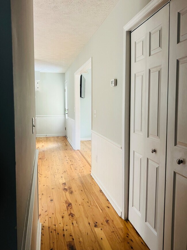 Building Photo - 208 Elmhurst Rd