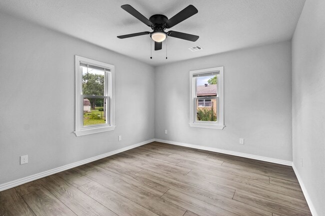 Building Photo - 3 Bed, 2 Bath Home Available in Gentry!