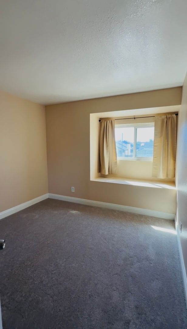 Building Photo - Lovely 3 bed  2 1/2 bath