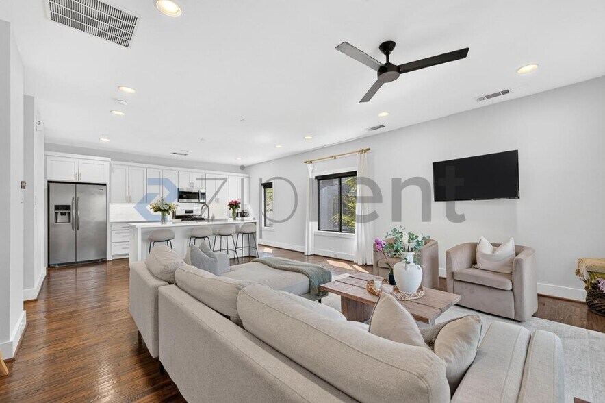 Building Photo - Unit E