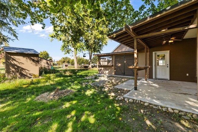 Building Photo - Charming Country Home on 1 Acre – 2 Bed, 1...
