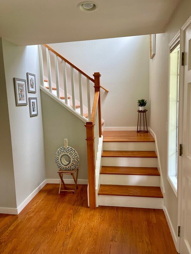 Building Photo - 4Bd/2.5Ba Sammamish Home