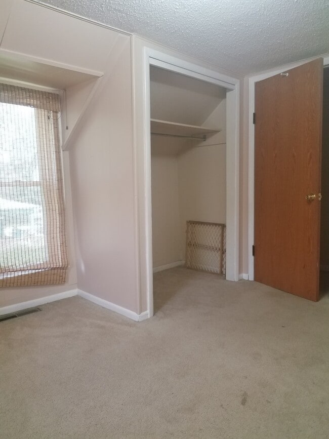 Building Photo - PRE-LEASING- AVAILABLE JUNE 10TH- 4 Bedroom/ 2 Bathroom Home