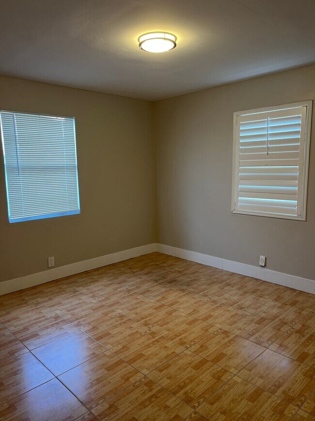 Building Photo - Newly renovated 3/2 for rent!