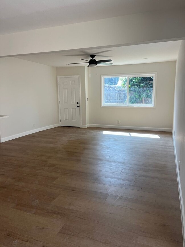 Building Photo - For Rent – Newly Remodeled 3 Bed / 2 Bath ...