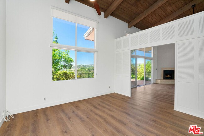 Building Photo - 2385 Roscomare Rd
