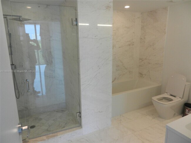 Building Photo - 9940 W Bay Harbor Dr