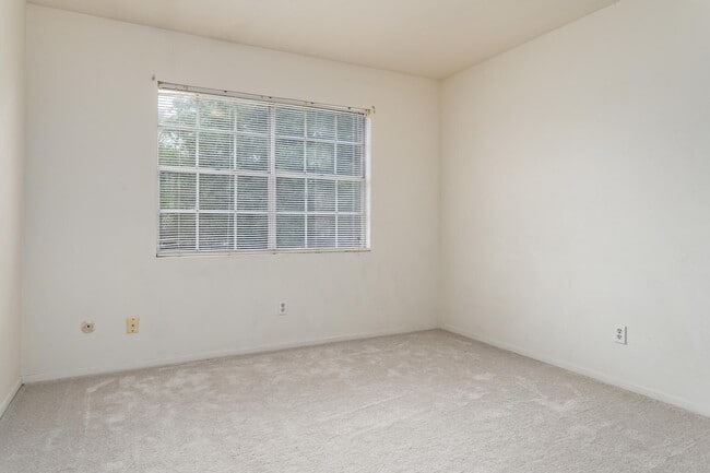 Building Photo - 5960 Townhouse Ln