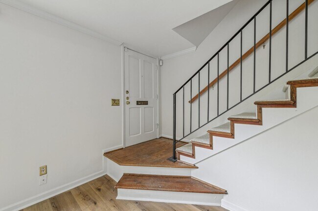 Building Photo - Updated 2BR/2.5BA Townhome in Gated West B...
