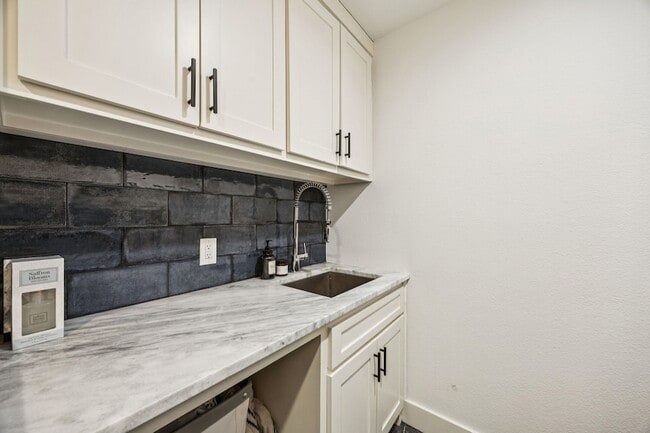 Building Photo - 5816 Orchid Ln