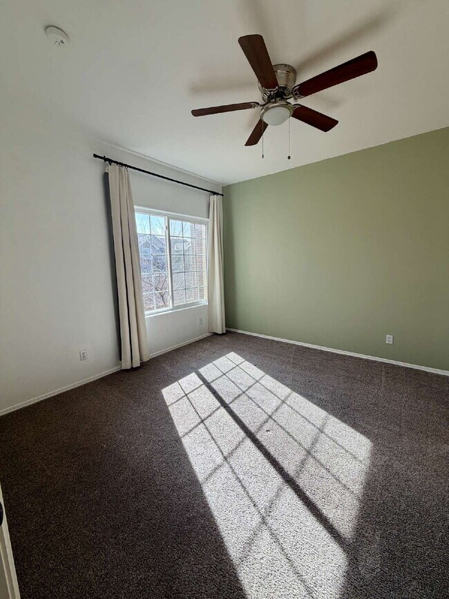 Building Photo - Don't Miss This 2 Bed/2 Bath Pinnacle at Highline Condo Available Now!
