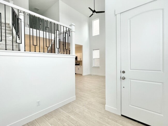 Building Photo - Gorgeous Townhome at Mountain Ridge!