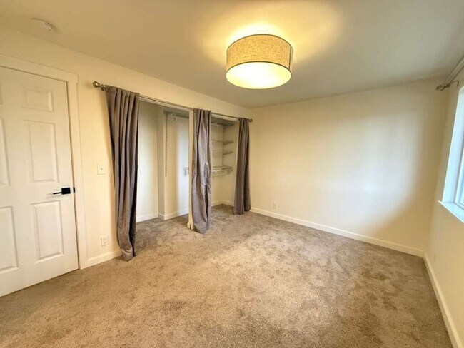 Building Photo - Stunning 4 Bed 3 Bathroom Home!