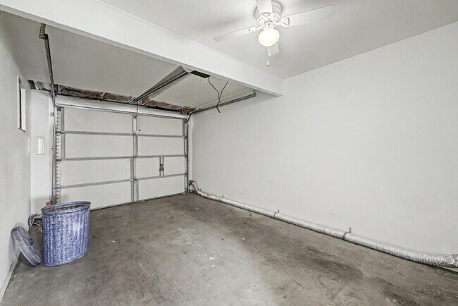 Building Photo - 10606 W Oakmont Dr