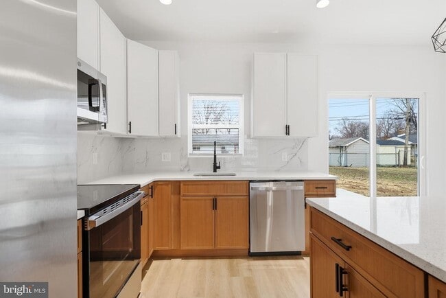 Building Photo - 65 Oaktree Dr