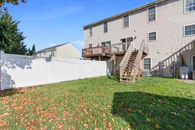 Building Photo - 3 Bed / 2-1/2 Bath Single Family Home