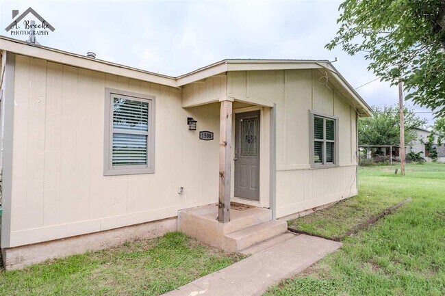 Building Photo - 1508 N Victoria Ave