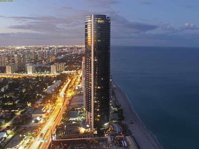 Building Photo - 18555 Collins Ave