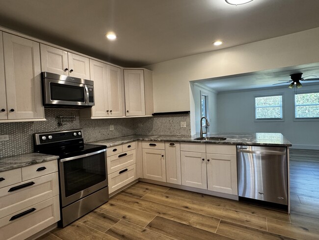 Building Photo - 204 SE 2nd Ave