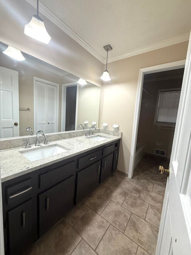 Building Photo - Ranch Home on large lot