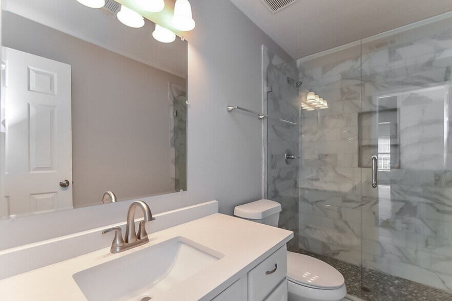 Building Photo - 2025 Westbriar Dr