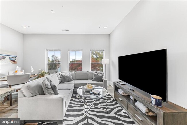 Building Photo - 537 Apple St